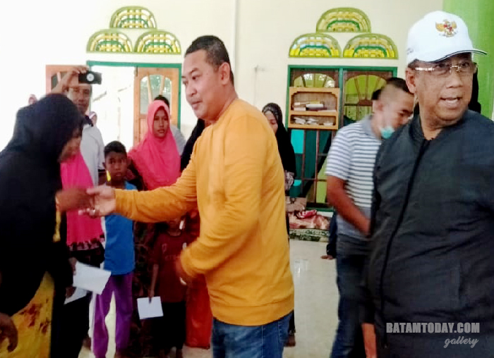 Ketua Fraksi Golkar DPRD Kabupaten Karimun, Raja Rafiza saat sedang menyerahkan bantuan